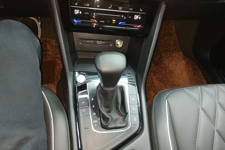 Used Volkswagen Tiguan L 2023 Restyled 330TSI Automatic Two-Wheel Drive R-Line Enhanced Comfort Version
