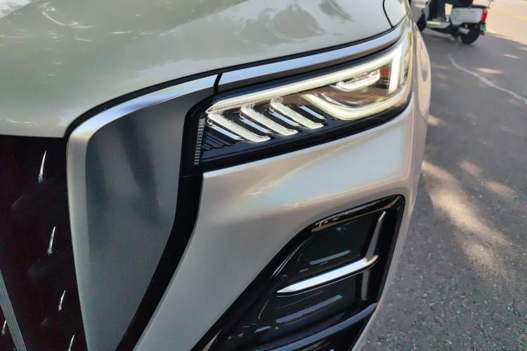 Used Hongqi HS5 2023 2.0T Four-Wheel Drive Flagship Pro Edition Left Front Headlight