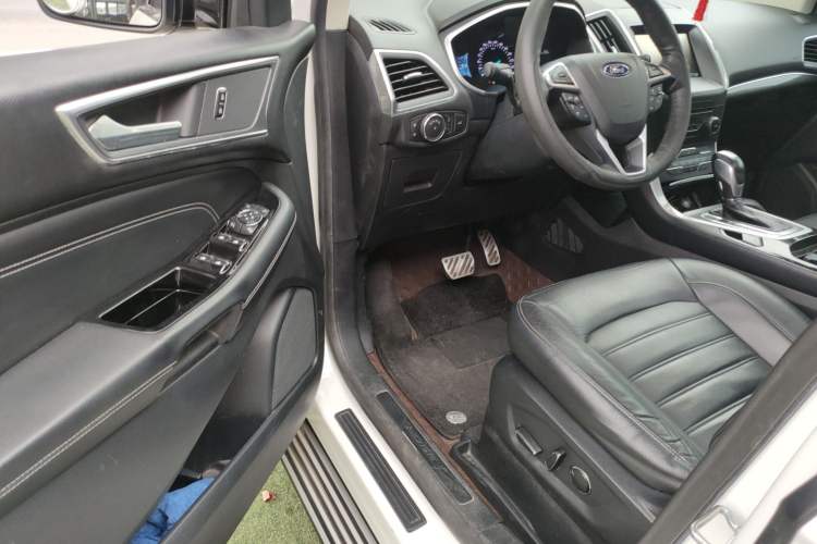 Used Ford Edge 2015 2.0T GTDi Two-Wheel-Drive High-Line Version