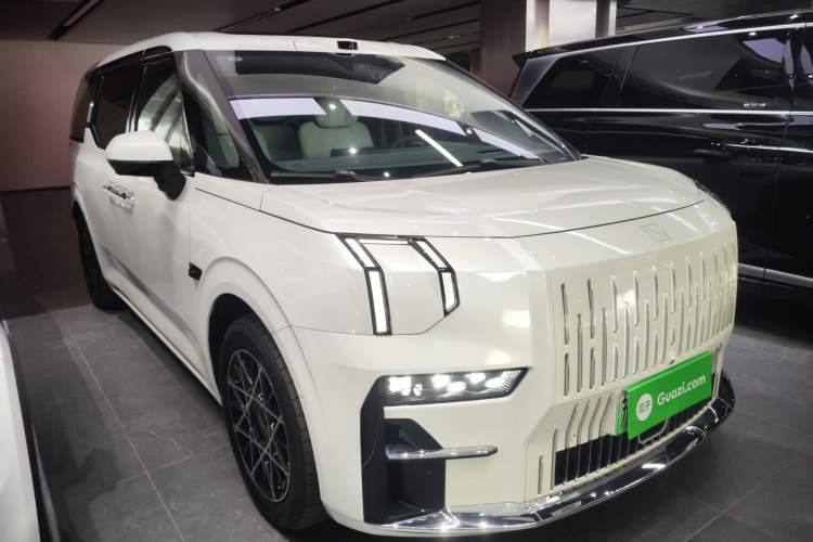 Used Zeekr 009 2024 7-Seater Aisle Version 108 kWh Front Right 45 Deg