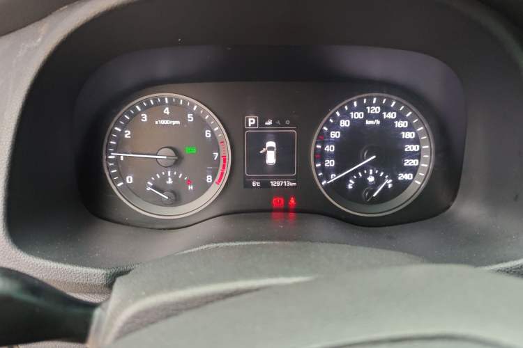 Used Hyundai Tucson 2015 1.6T Dual-Clutch Two-Wheel-Drive Smart Model Odometer Close Up