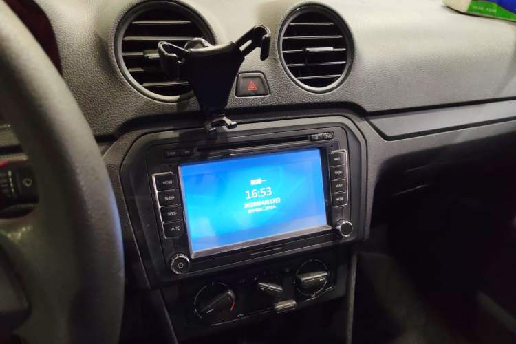 Used Volkswagen Jetta 2015 1.6L Manual Fashion Edition Audio And AC Panel