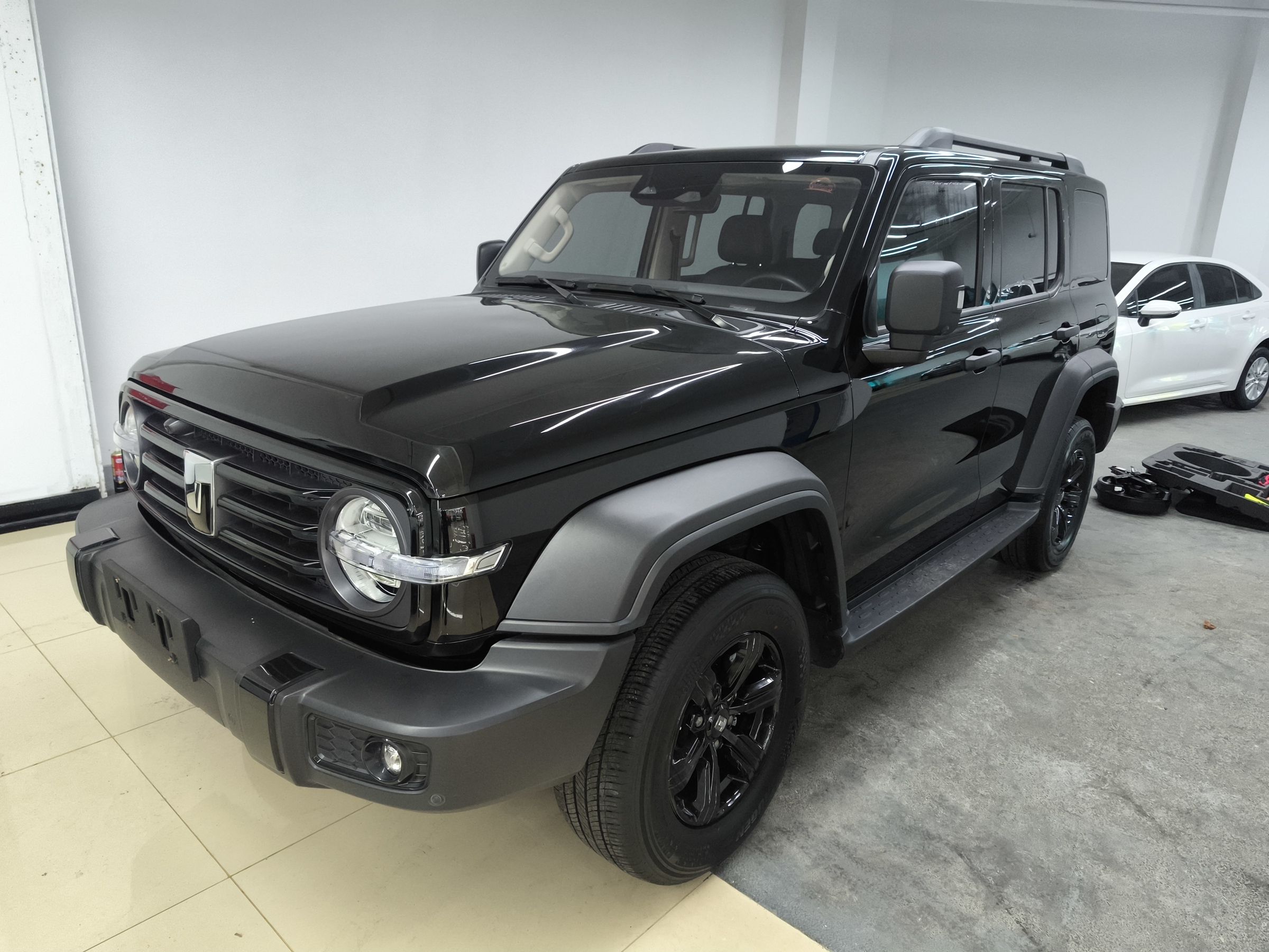 تحت مقدمة السيارة