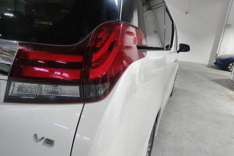 Used Toyota Alphard 2015 3.5L Luxury Edition
