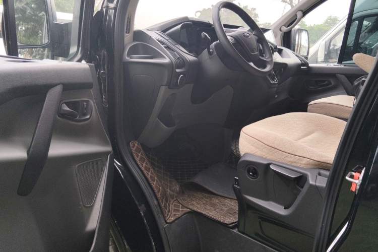 Used Ford Transit 2022 2.0T Gasoline Automatic Multi-Function Commercial Vehicle Mid-axle Low-Roof Design with Dual Rear Doors Meeting China VI Emission Standards