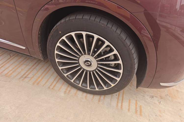 Used Hima AITO M8 2025 Extended-Range Max+ Version 53.4 kWh 6-Seater Edition Right Front Wheel Hub