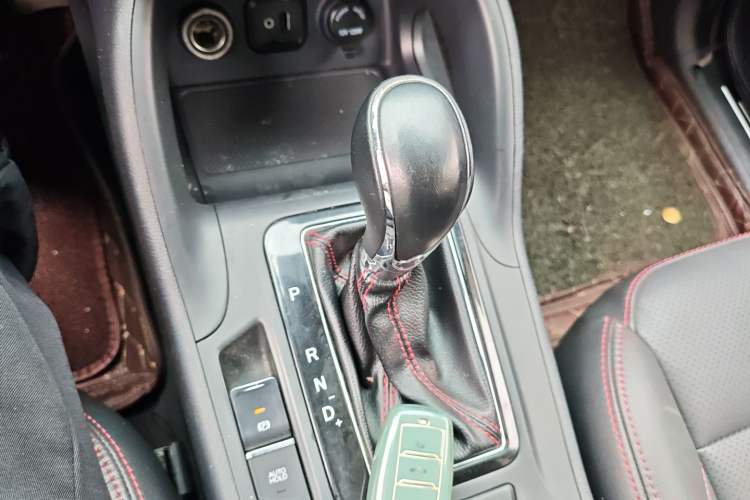 Used CHANGAN CS75 2014 1.8T Automatic Prestige Model China IV Standard Gear Lever