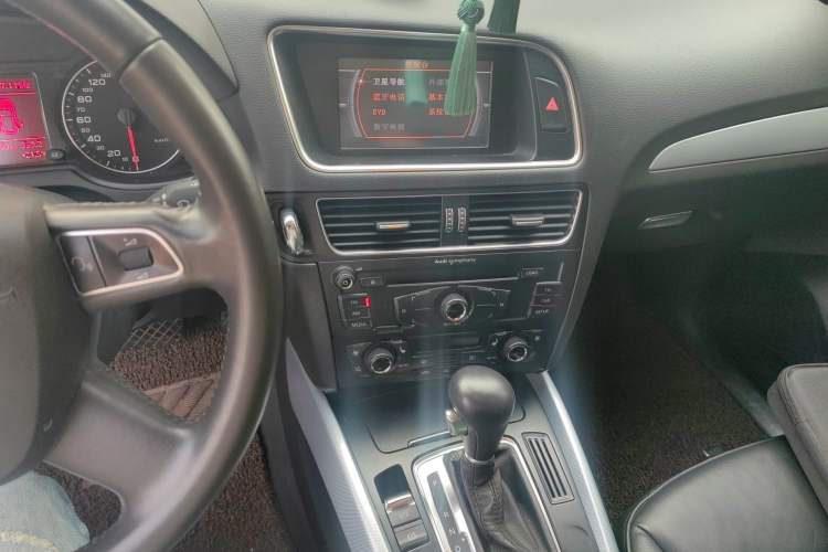 Used Audi Q5 2012 2.0TFSI Technology Model Audio And AC Panel