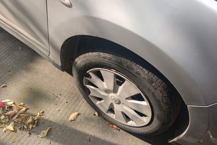 Used Venucia R50 2013 1.6L Automatic Fashion Edition Right Front Wheel Hub