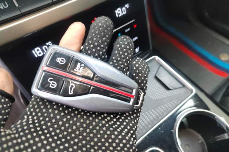 Used Hongqi HS7 2022 3.0T Automatic All-Wheel Drive ZhiLian QiChang Edition 5 Seats Vehicle Key