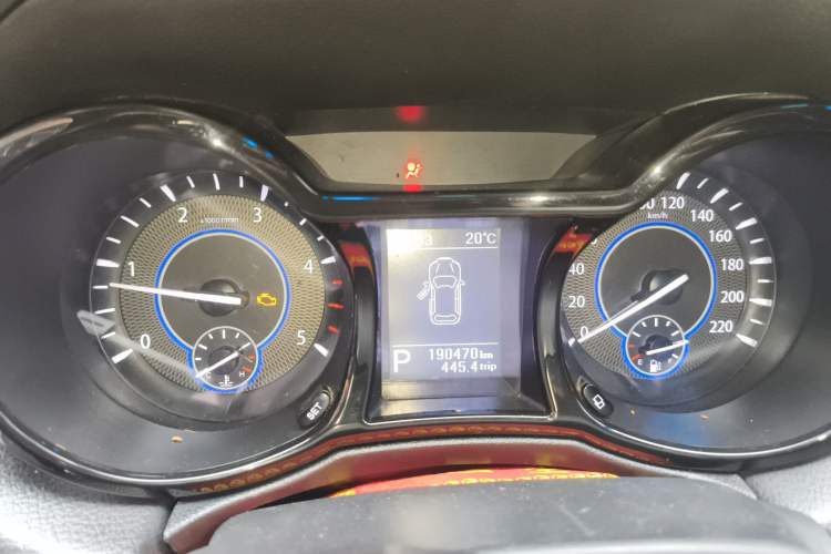 Used JMC Yusheng S350 2017 2.0T Automatic 2WD Diesel Luxury Version with Sunroof 5 Seats Instrument Cluster