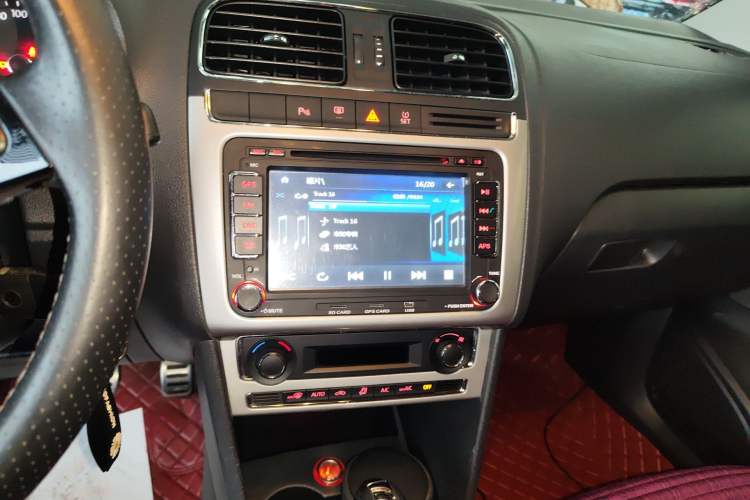 Used Volkswagen Polo 2014 1.6L Cross Polo Automatic Audio And AC Panel