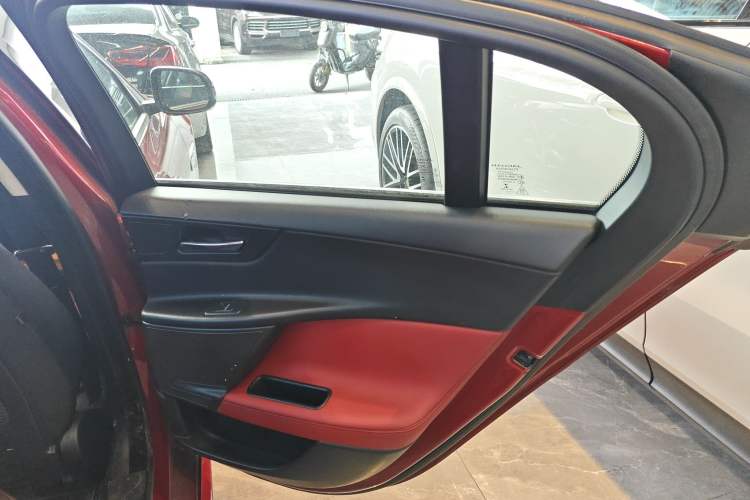 Used Jaguar XE 2015 2.0T 200 PS R-Sport