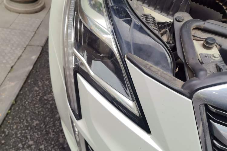 Used Cadillac XT5 2018 28T Four-Wheel Drive Luxury Model Right Front Headlight