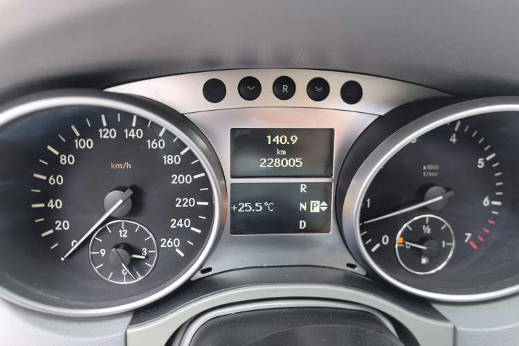 Used Mercedes-Benz M-Class 2010 ML 300 4MATIC Odometer Close Up
