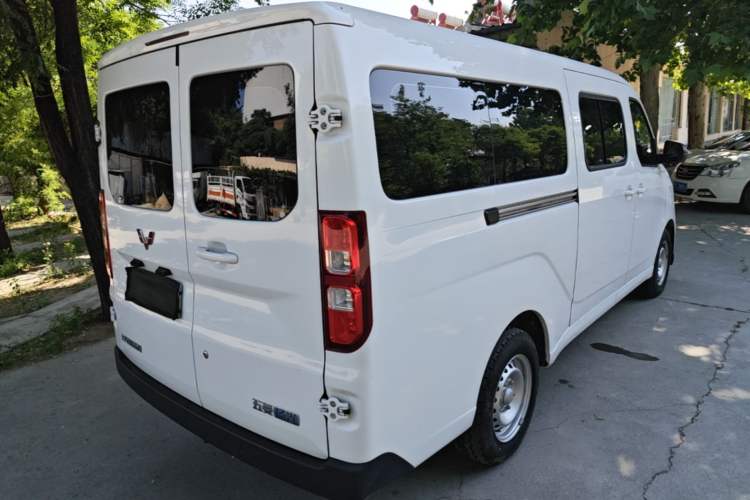 Used Wuling Yangguang 2024 300KM Comfort Version Passenger Van 75kW
