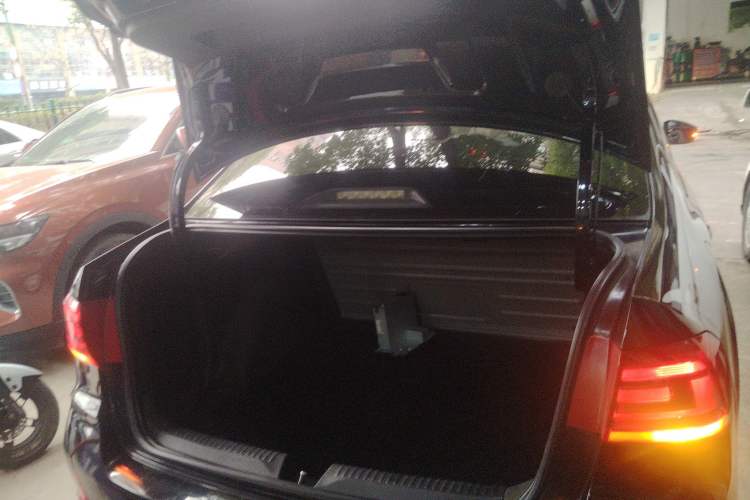 Used Volkswagen Santana 2016 1.4L Manual Fashion Edition Trunk