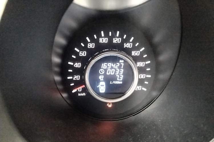 Used Huatai Santa Fe 2015 1.5T Gasoline Manual Two-Wheel Drive Luxury Model Odometer Close Up