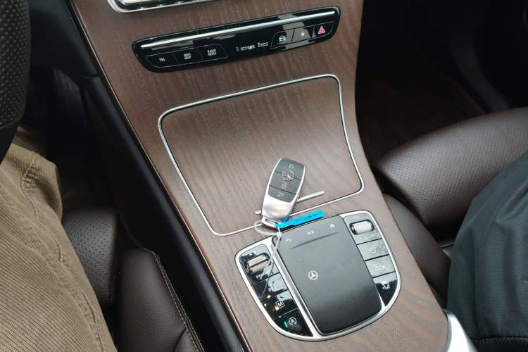 Used Mercedes-Benz GLC 2022 Second Facelift GLC 260 L 4MATIC Luxury Edition Gear Lever