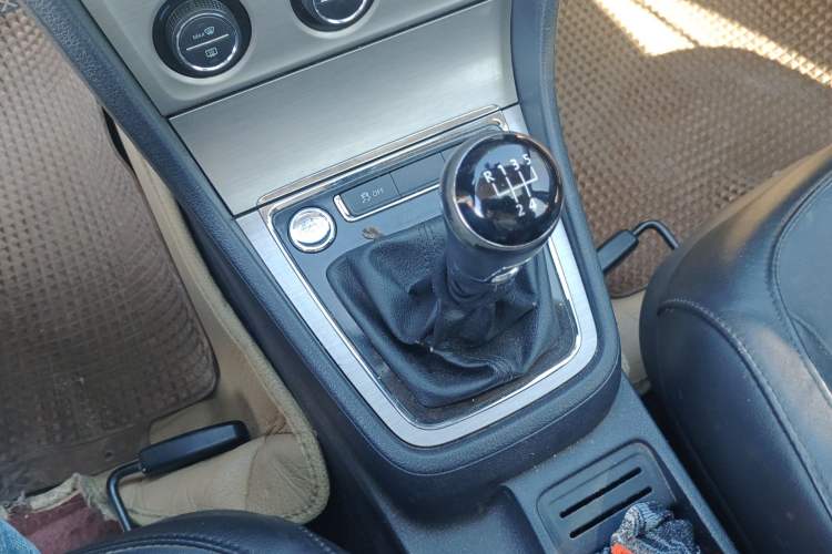 Used Volkswagen Lavida 2013 1.4 TSI Manual Luxury Edition Gear Lever