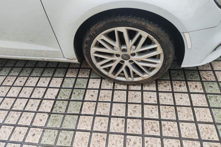 Used Audi A3 2018 30th Anniversary Edition Sportback 35 TFSI Style Model Right Front Wheel Hub