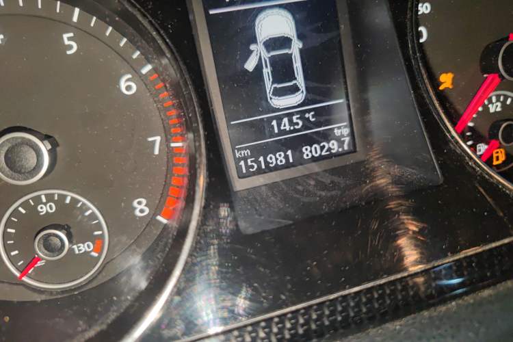 Used Volkswagen Magotan 2016 1.8TSI Luxury Comfort Model Odometer Close Up