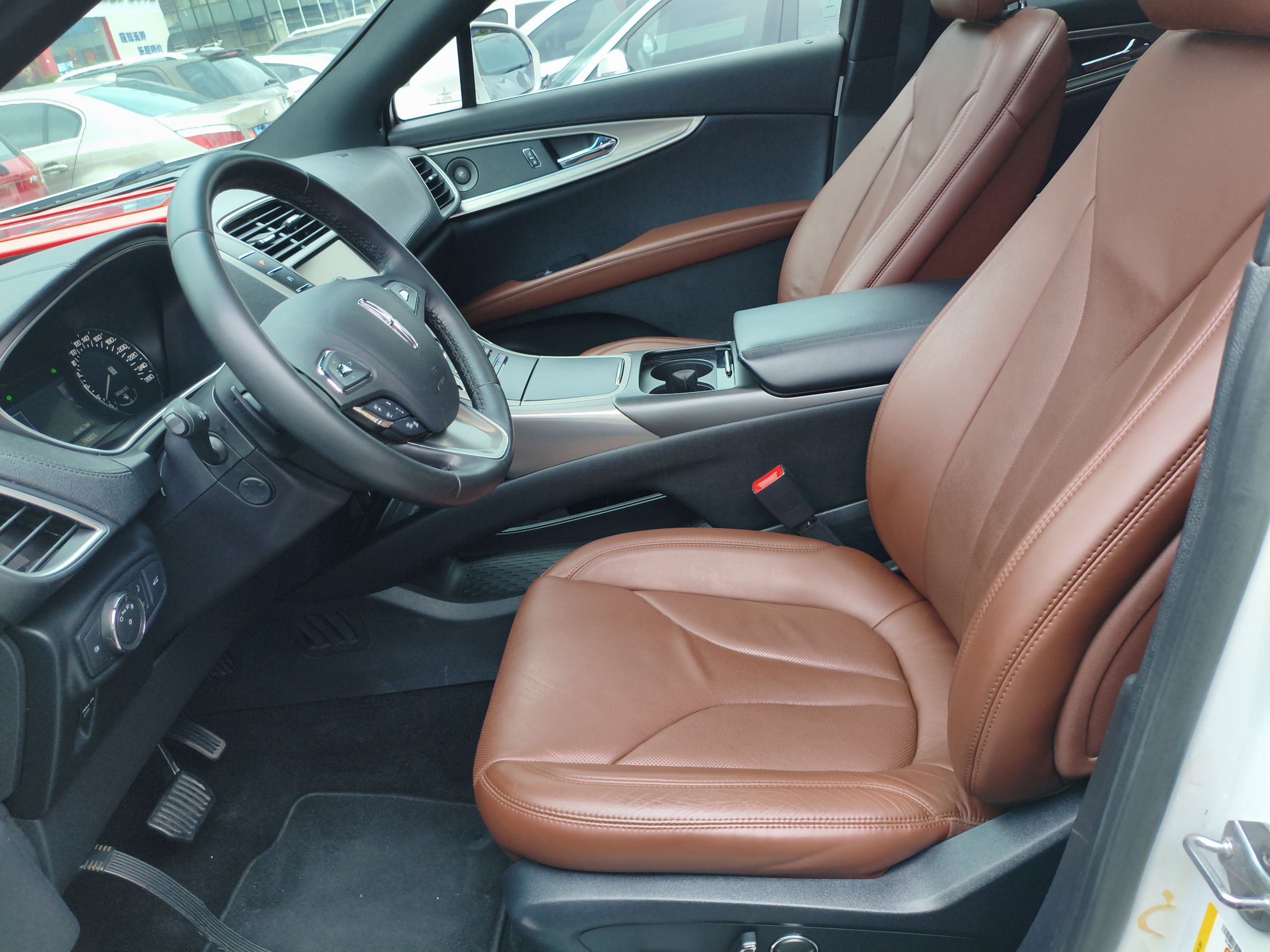 المقاعد الأمامية داخل السيارة