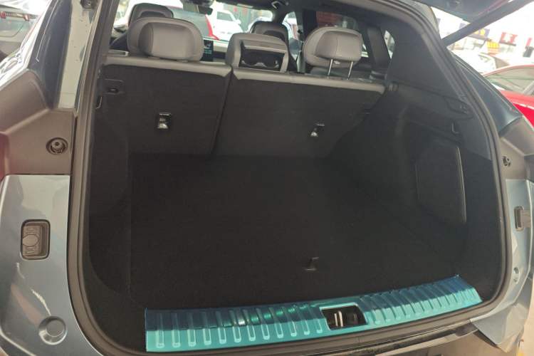 Used Lynk & Co 08 EM-P 2025 220 km All-Wheel-Drive Performance Halo Trunk