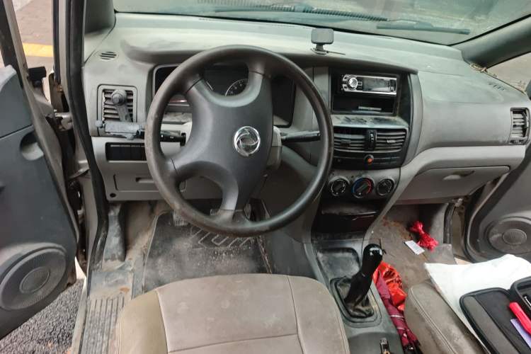 Used Dongfeng Shuaike 2013 Revised Version 1.5L Manual Standard Edition 7 Seats China IV Standard
