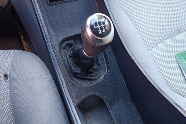 Used Hyundai Verna (older generation) 2010 Sedan 1.4L Manual Comfort GS Gear Lever