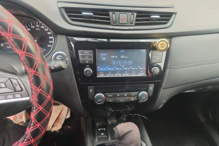 Used Nissan X-Trail 2017 2.5L CVT 7-Seater Leading Edition 4WD Audio And AC Panel