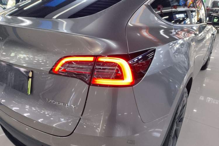 Used Tesla Model Y 2024 Long-Range All-Wheel-Drive Version Right Rear Taillight