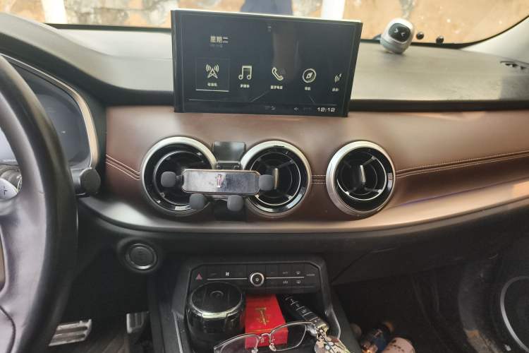 Used Wey VV6 2018 2.0T Two-Wheel-Drive Ultra-Luxury Version China V Standard
