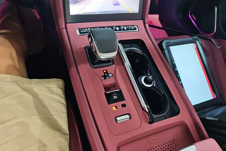 Used Hongqi H5 2025 Model 2.0T Automatic Xuan Ying 2 Million Units Commemorative Edition Gear Lever