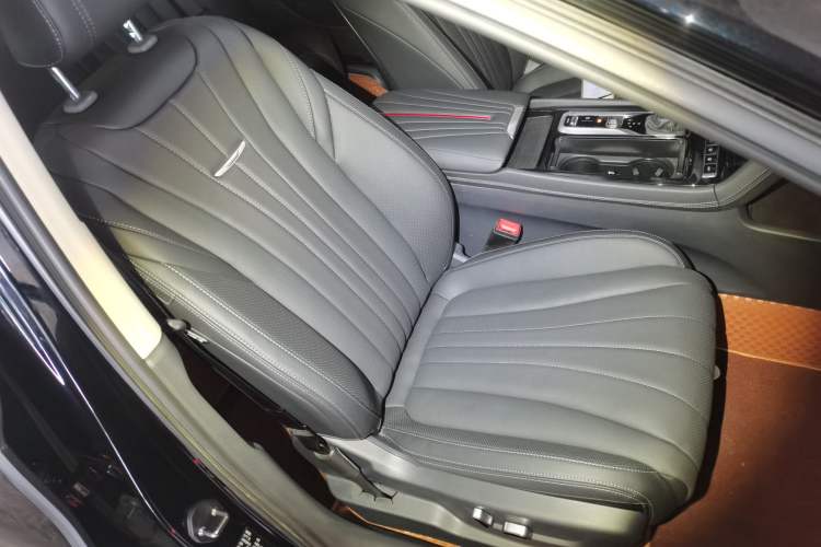 Used Hongqi H5 2024 2.0T Automatic Smart Connect Flagship Edition Right Front Seat