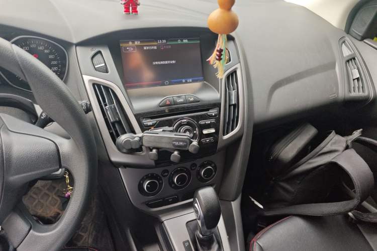 Used Ford Focus 2012 Hatchback 1.6L Automatic Comfort Model Audio And AC Panel