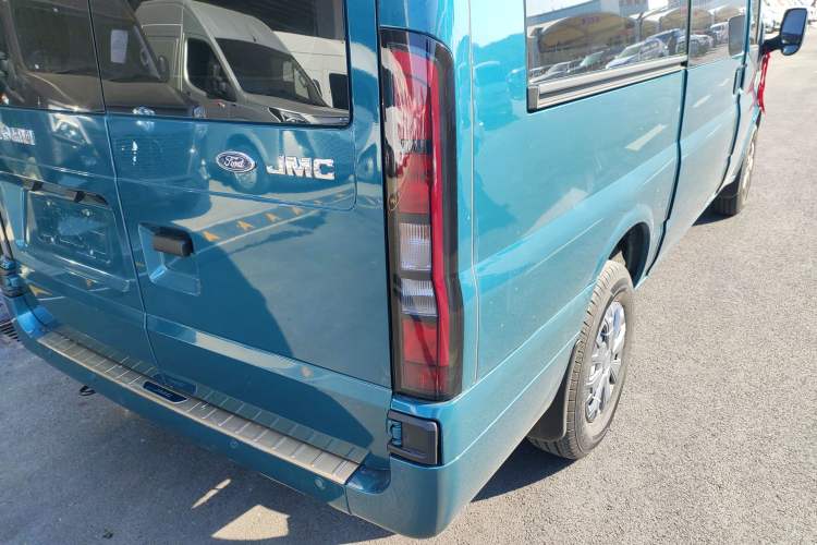 Used JMC Fushun 2025 2.0T 8AT Diesel Mid-Roof Mid-Height Commercial Multi-Purpose 7-Seater Passenger Vehicle