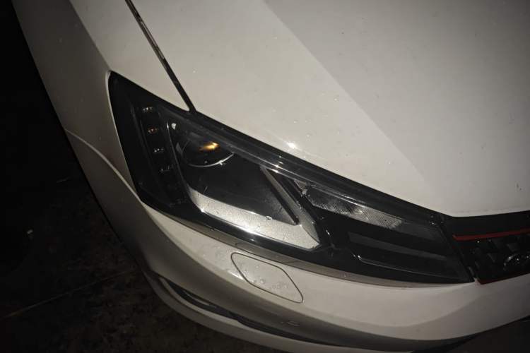 Used Volkswagen Sagitar 2013 2.0 TSI GLI Right Front Headlight