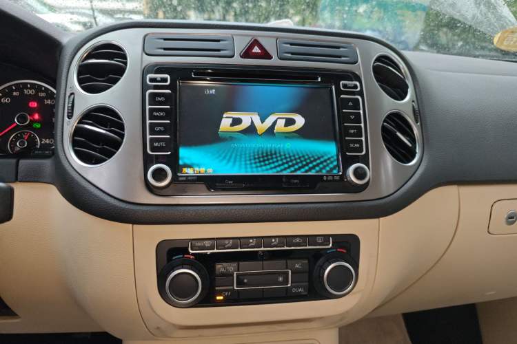 Used Volkswagen Tiguan 2010 1.8TSI Automatic All-Wheel-Drive Elite Edition Audio And AC Panel