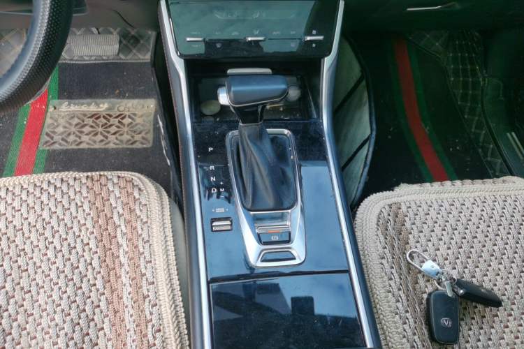 Used CHANGAN CS75 2020 280T DCT Luxury Version China VI Standard Gear Lever