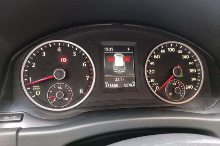 Used Volkswagen Tiguan 2015 1.8TSI Automatic All-Wheel-Drive Luxury Model Odometer Close Up