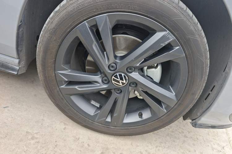 Used Volkswagen Golf 2023 Facelift 280TSI DSG R-Line Lite Right Front Wheel Hub