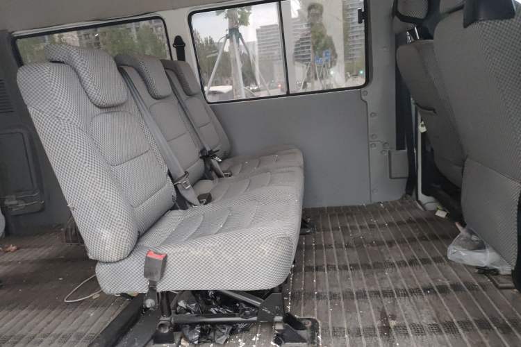 Used Iveco Daily 2020 2.5T A35 Passenger Van with Dual Tires Mid-Roof Design 5-9 Seater Side-Sliding Door China V Emission Standard
