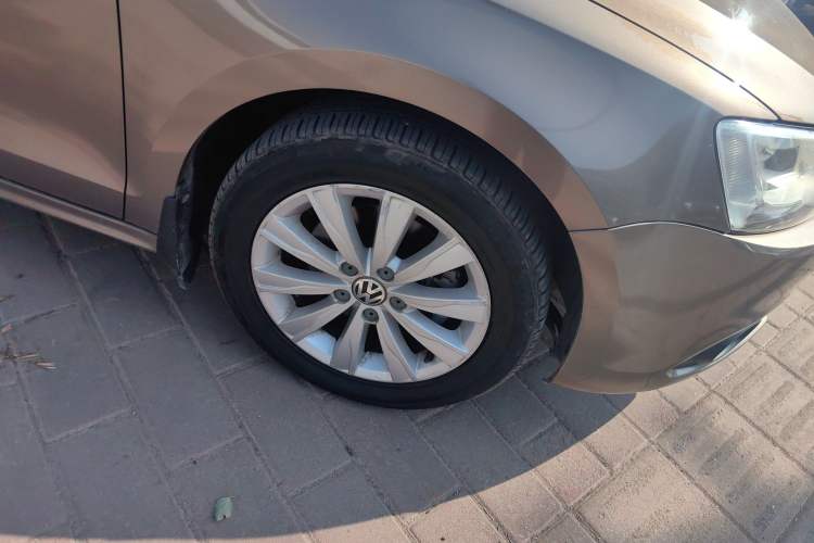 Used Volkswagen Sagitar 2014 1.4TSI Automatic Luxury Model Right Front Wheel Hub