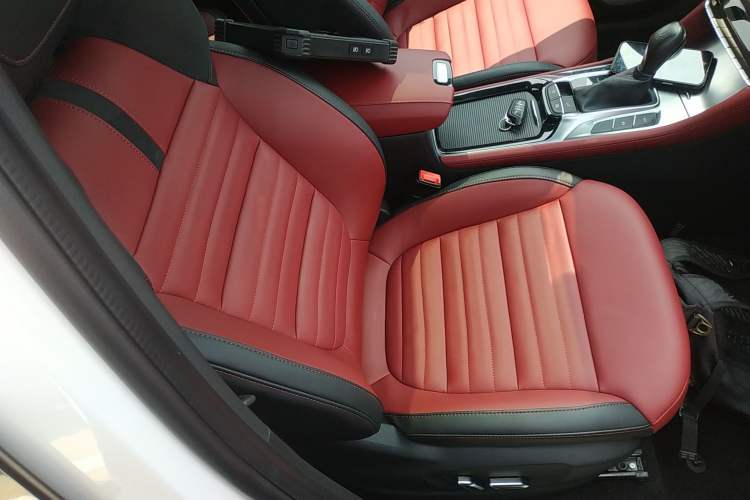 Used MG HS 2018 30T Automatic Two-Wheel Drive Trophy Edition—High-Octane V-Model Right Front Seat