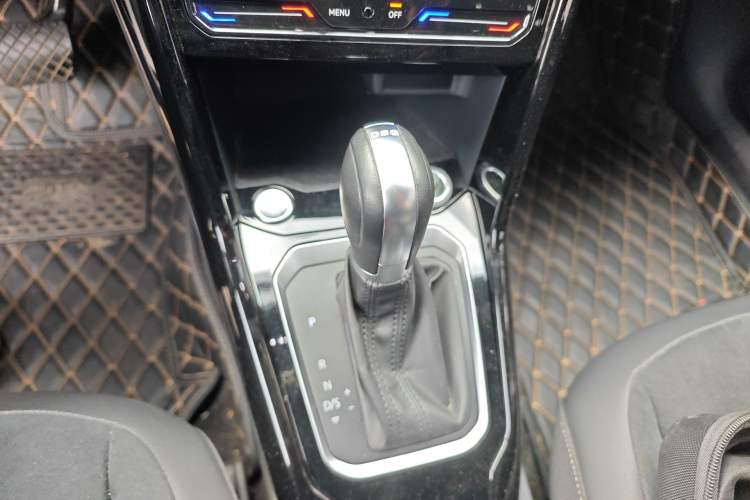 Used Volkswagen T-ROC 2019 280TSI DSG Two-Wheel-Drive Luxury Version China V Emission Standard Gear Lever