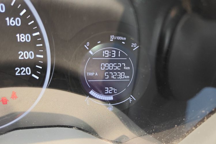 Used Honda Vezel 2017 1.8L CVT Front-Wheel Drive Pioneer Edition Odometer Close Up