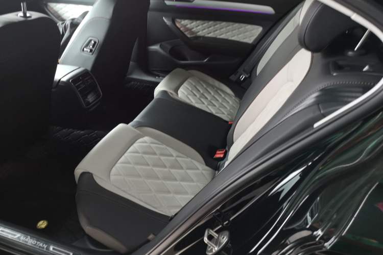 Used Volkswagen Magotan 2025 Revised Version Zhongxiang Edition 330TSI DSG Luxury Trim
