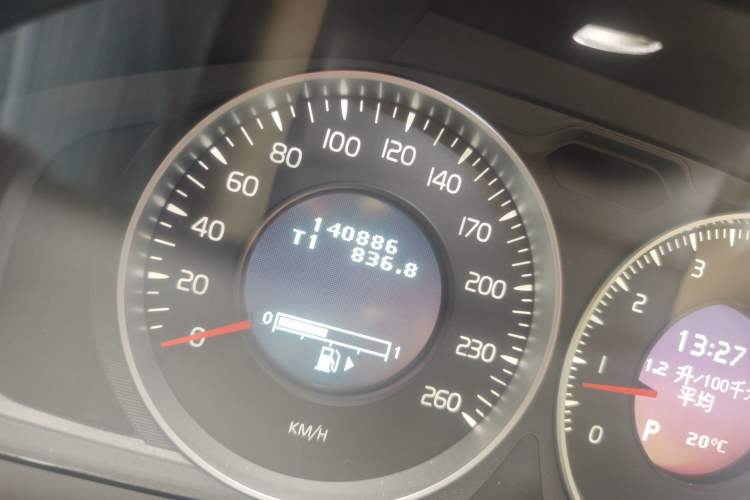 Used Volvo XC60 2013 T5 Comfort Edition Odometer Close Up