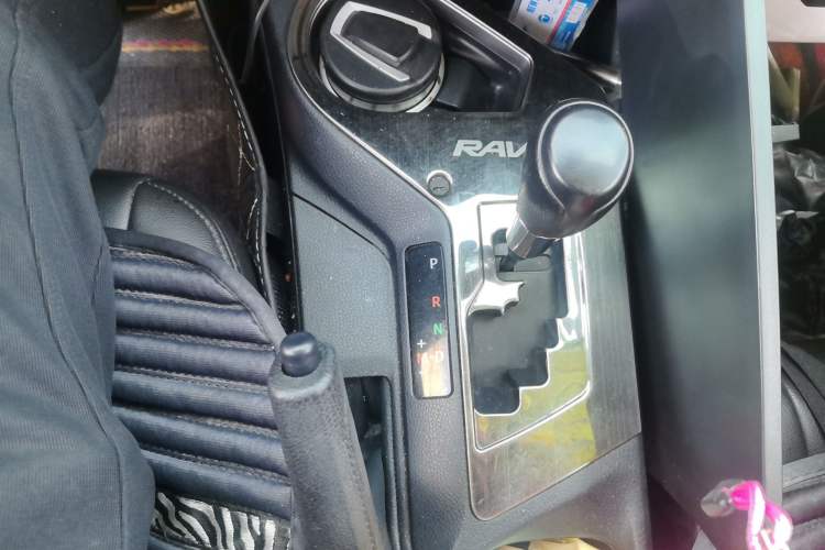 Used Toyota RAV4 2016 2.0L CVT Two-Wheel Drive Fashion Edition China V Standard Gear Lever